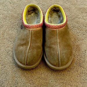 Kids Ugg Tasman. Beechwood size 2